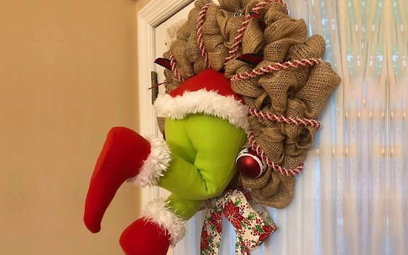 https://cdn2.inspireuplift.com/wp-content/uploads/2020/11/Thief-Grinch-Christmas-Wreath.jpg