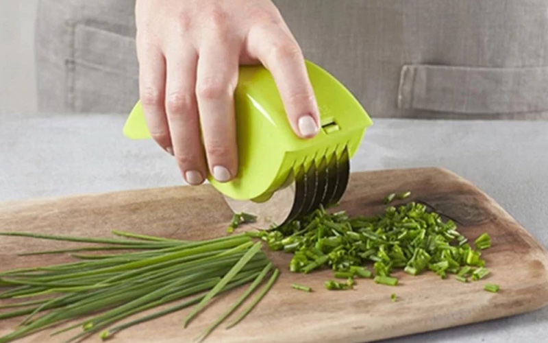 6 Blade Stainless Steel Kitchen Herb Chopper Roller