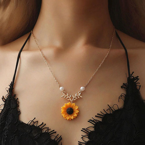 Zinc Alloy Sunflower Pendant Necklace With Leaves