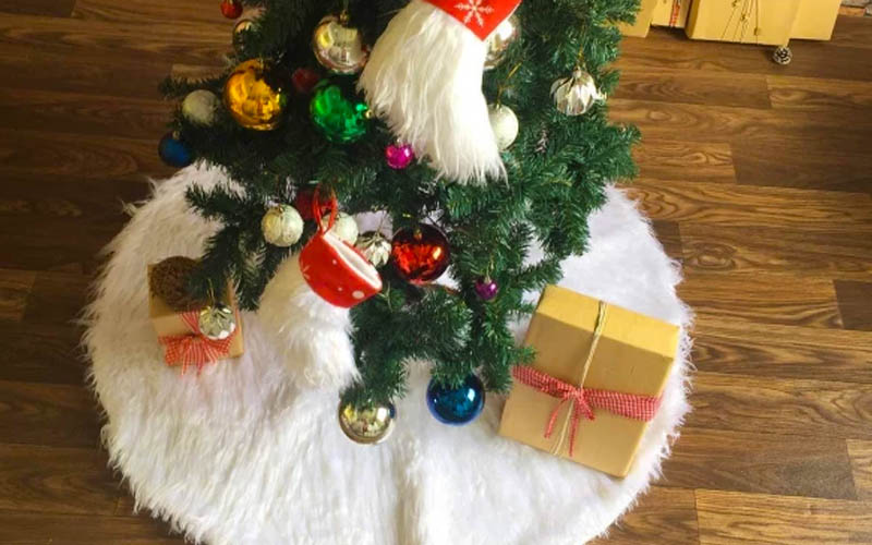 https://cdn2.inspireuplift.com/wp-content/uploads/2021/11/Faux-Fur-Christmas-Tree-Skirt.jpg