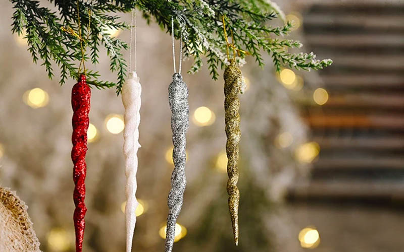 https://cdn2.inspireuplift.com/wp-content/uploads/2021/11/Xmas-Tree-Hanging-Ornament-Fake-Icicles-Set-of-10-1.jpg