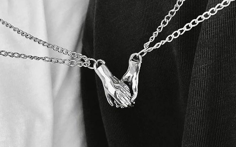 Hold Hands Couple Necklace