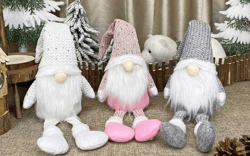 https://cdn2.inspireuplift.com/wp-content/uploads/2022/05/Christmas-Gnome-Decoration.jpg