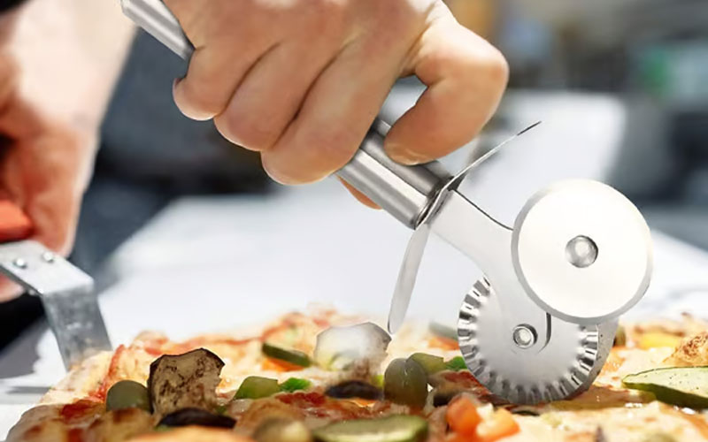 Multipurpose and easy-to-use a pizza slicer