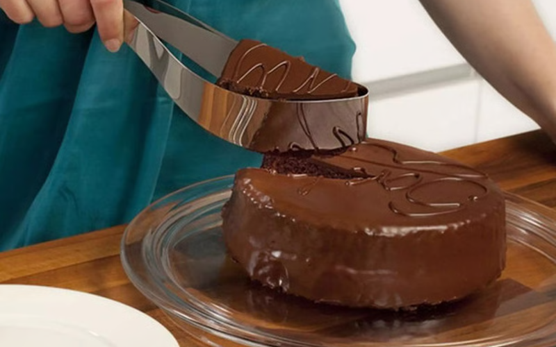 All in One Cake Slicer